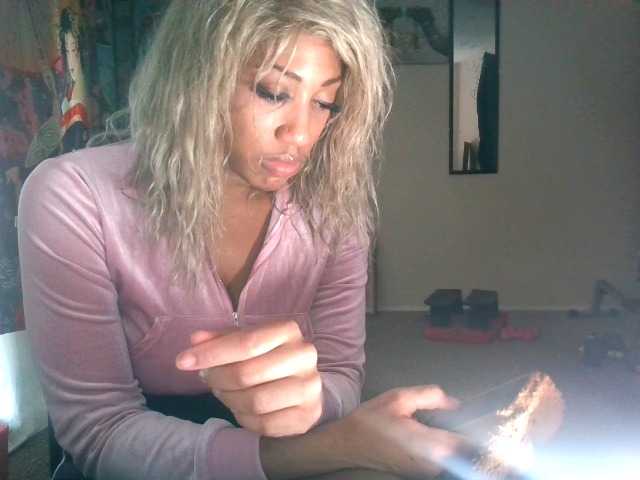 AdviceColumn's BongaCams show and profile