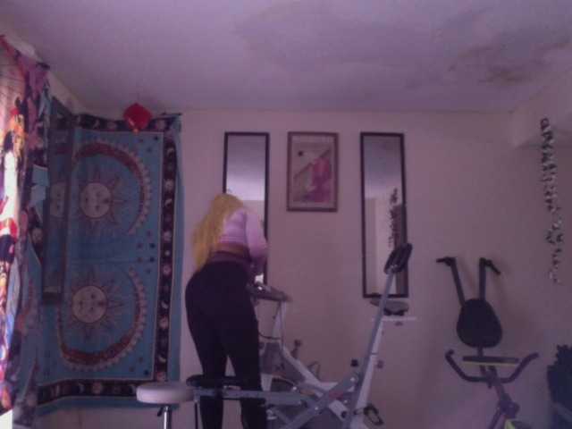 AdviceColumn's BongaCams show and profile