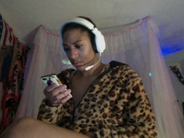 AdviceColumn webcam bongacams model stream image