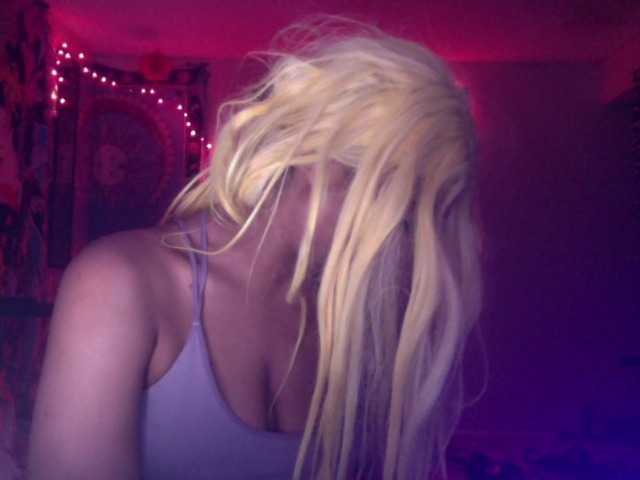 AdviceColumn's BongaCams show and profile