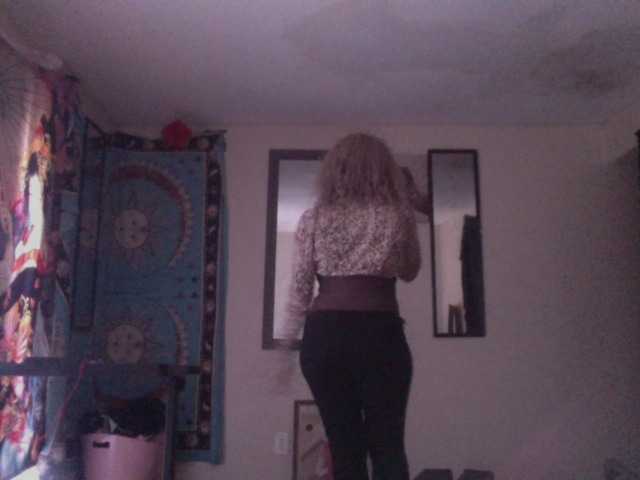 AdviceColumn's BongaCams show and profile