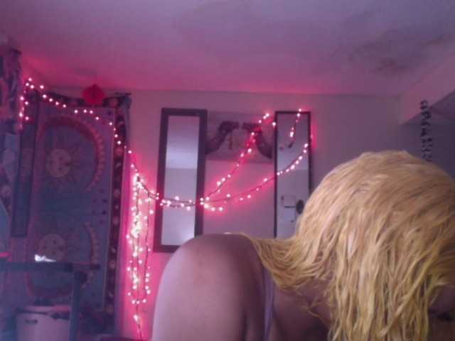 AdviceColumn's BongaCams show and profile