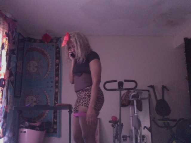 AdviceColumn's BongaCams show and profile