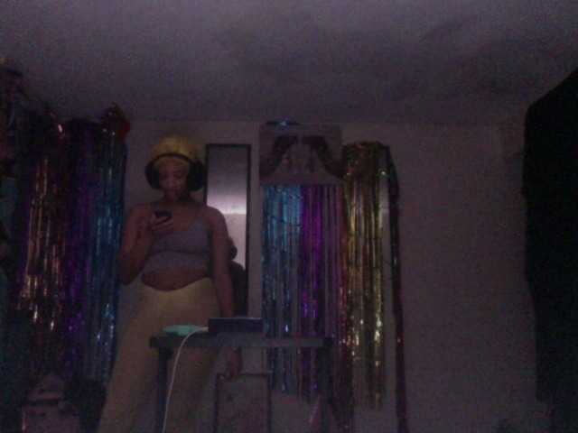 AdviceColumn's BongaCams show and profile