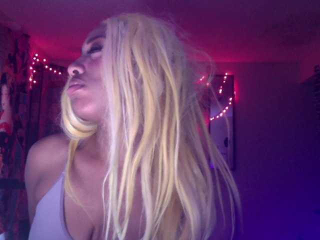 AdviceColumn's BongaCams show and profile