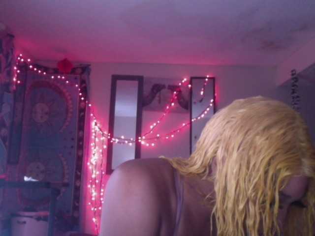 AdviceColumn's BongaCams show and profile