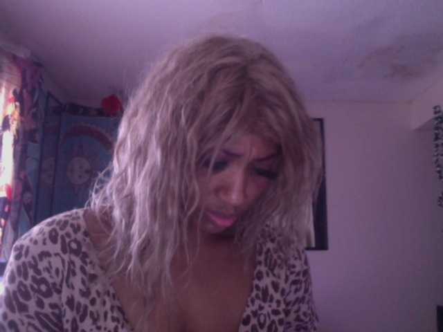 AdviceColumn's BongaCams show and profile