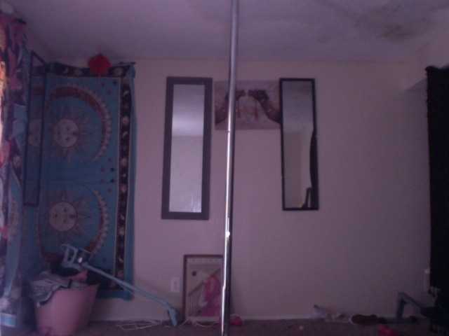 AdviceColumn's BongaCams show and profile