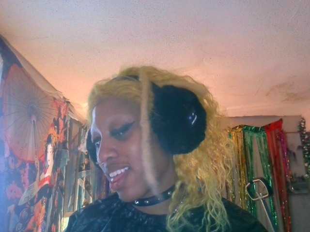 AdviceColumn's BongaCams show and profile