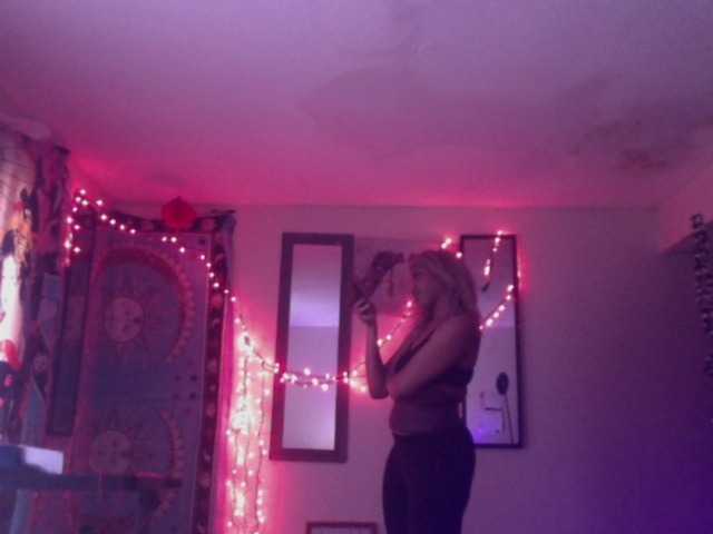 AdviceColumn's BongaCams show and profile