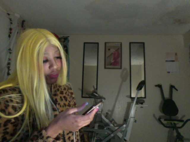 AdviceColumn's BongaCams show and profile