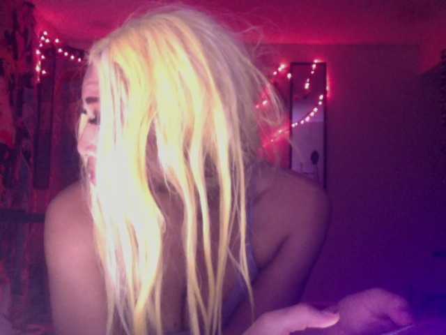 AdviceColumn's BongaCams show and profile