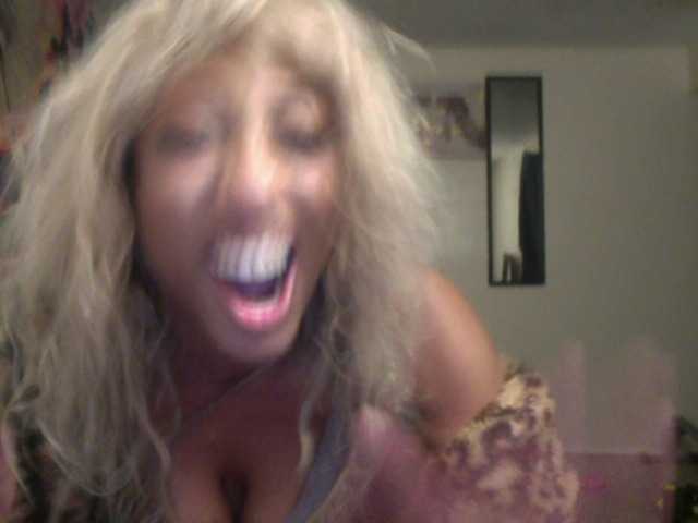 AdviceColumn's BongaCams show and profile