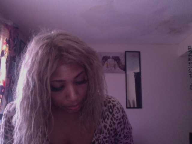 AdviceColumn's BongaCams show and profile