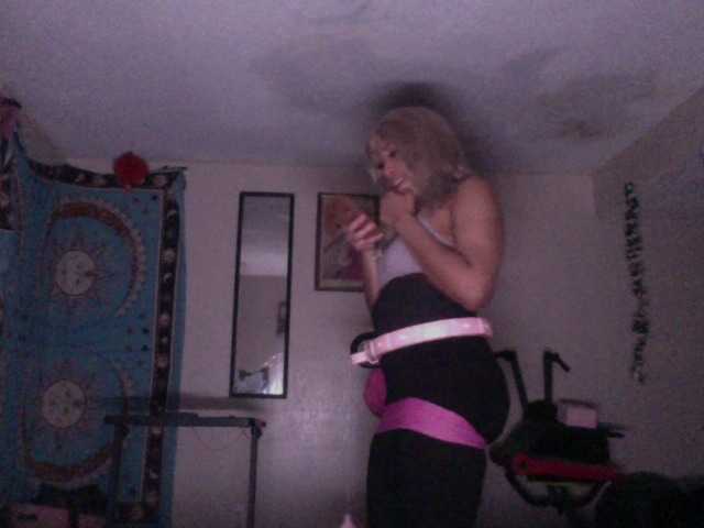 AdviceColumn's BongaCams show and profile