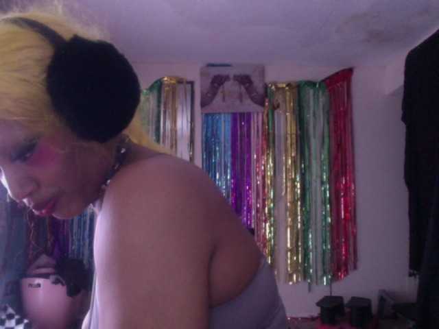 AdviceColumn's BongaCams show and profile