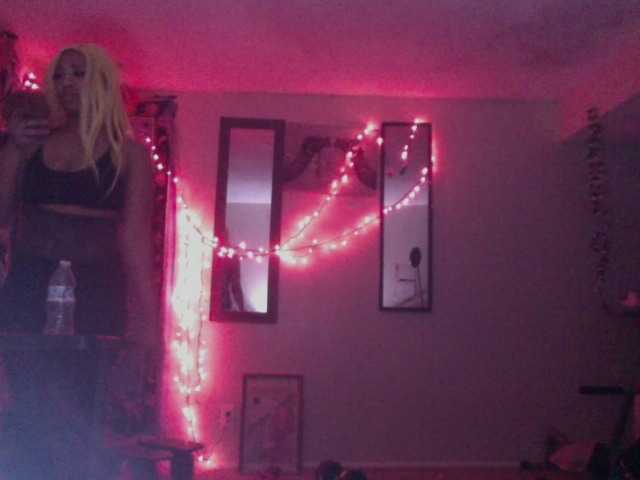 AdviceColumn's BongaCams show and profile