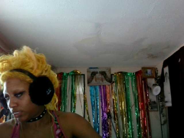 AdviceColumn's BongaCams show and profile