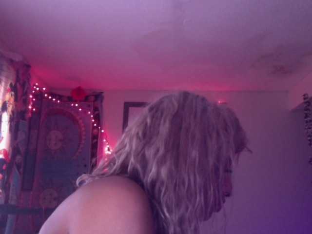 AdviceColumn's BongaCams show and profile