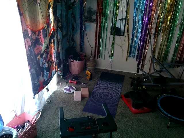 AdviceColumn's BongaCams show and profile