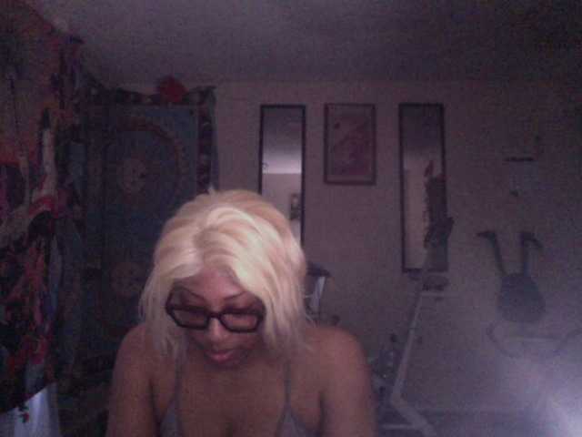 AdviceColumn's BongaCams show and profile