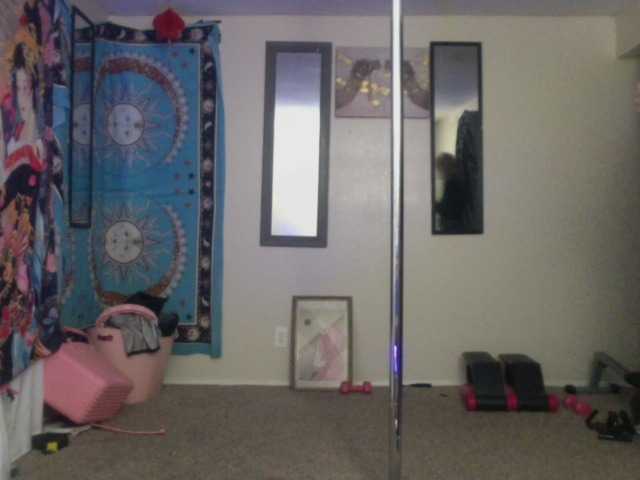 AdviceColumn's BongaCams show and profile