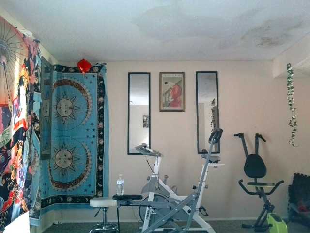 AdviceColumn's BongaCams show and profile