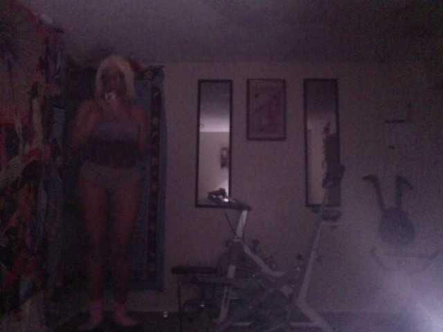 AdviceColumn's BongaCams show and profile