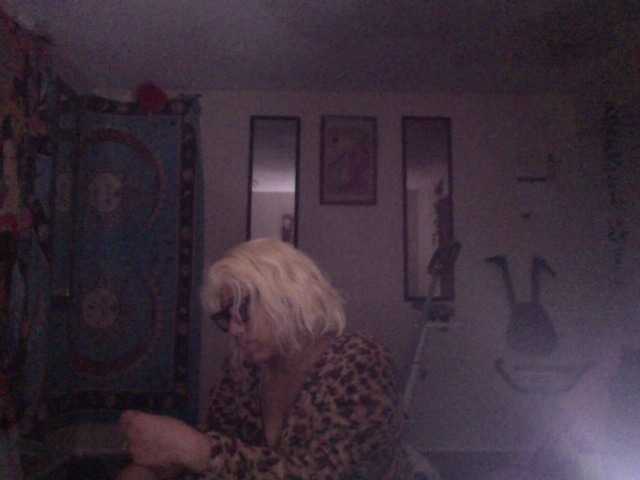 AdviceColumn's BongaCams show and profile