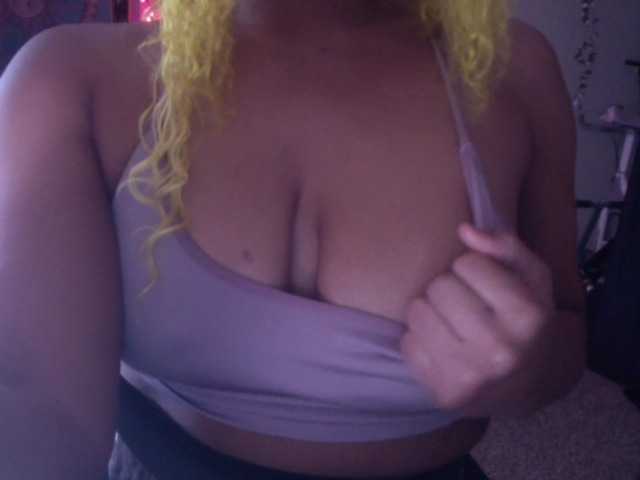 AdviceColumn's BongaCams show and profile