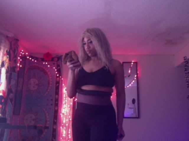 AdviceColumn's BongaCams show and profile