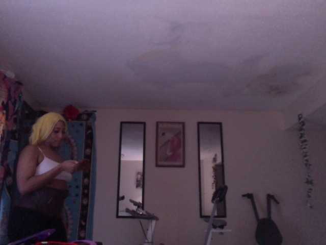 AdviceColumn's BongaCams show and profile