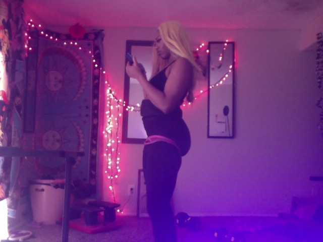 AdviceColumn's BongaCams show and profile