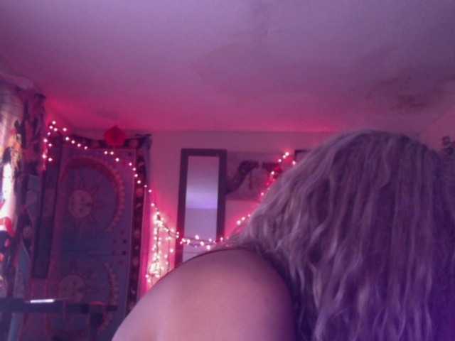 AdviceColumn's BongaCams show and profile