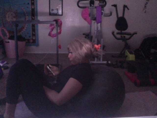 AdviceColumn's BongaCams show and profile