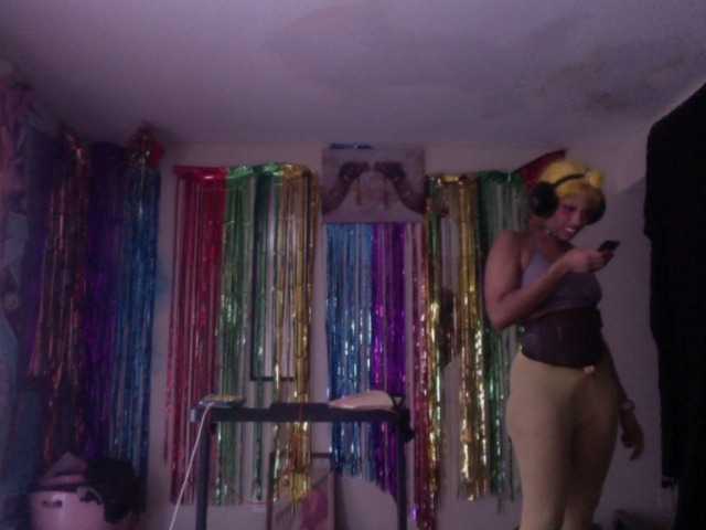 AdviceColumn's BongaCams show and profile