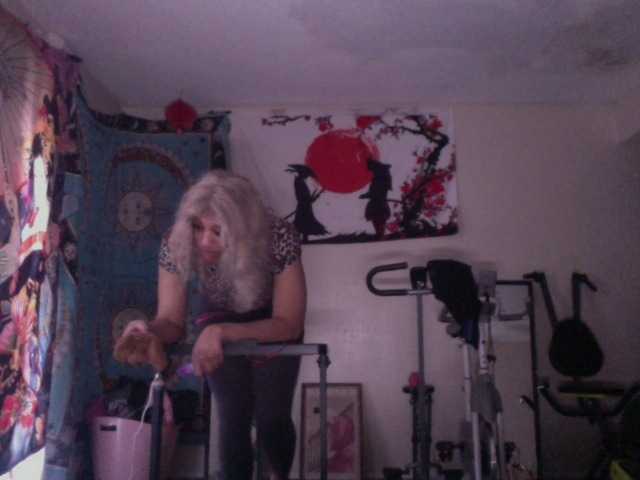 AdviceColumn's BongaCams show and profile