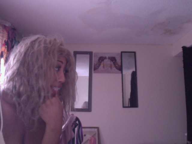 AdviceColumn's BongaCams show and profile