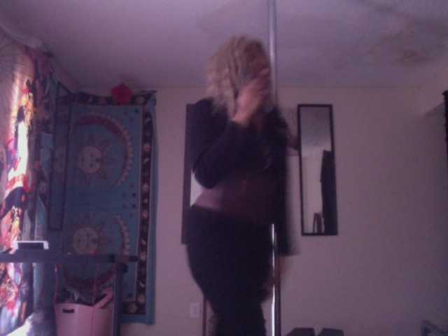 AdviceColumn's BongaCams show and profile