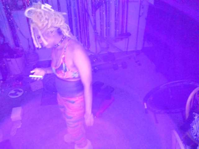 AdviceColumn's BongaCams show and profile