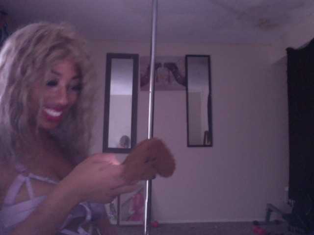 AdviceColumn's BongaCams show and profile