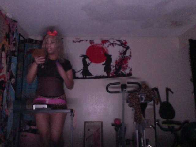 AdviceColumn's BongaCams show and profile