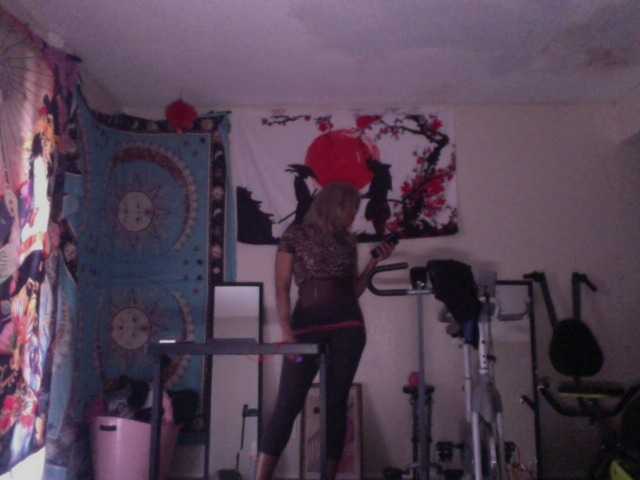 AdviceColumn's BongaCams show and profile