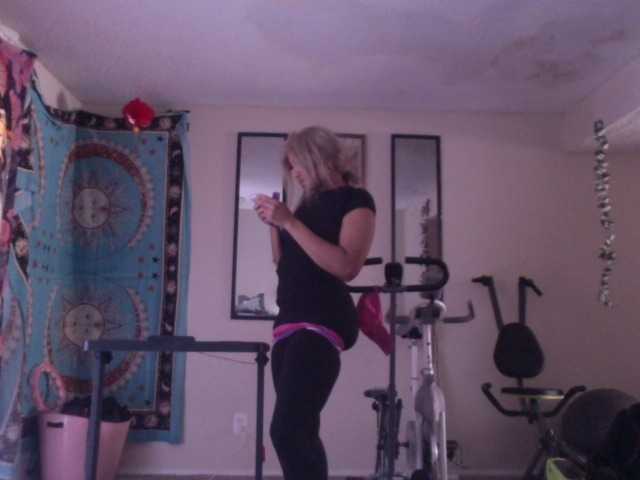 AdviceColumn's BongaCams show and profile