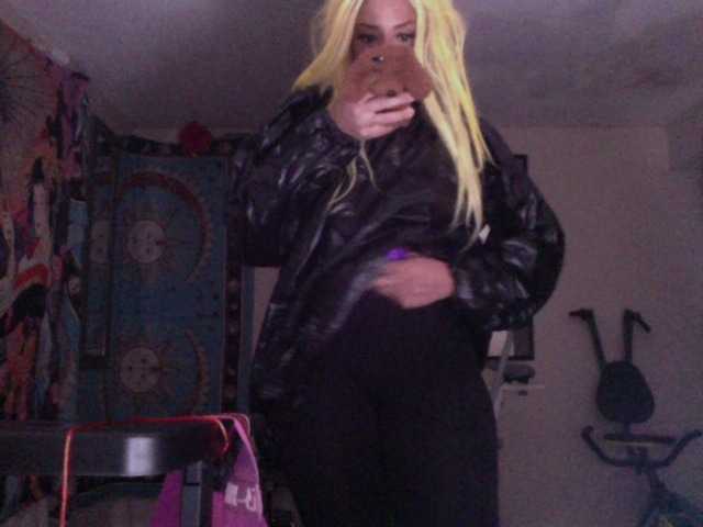 AdviceColumn's BongaCams show and profile