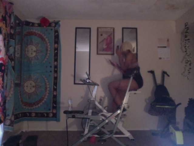 AdviceColumn webcam bongacams model stream image