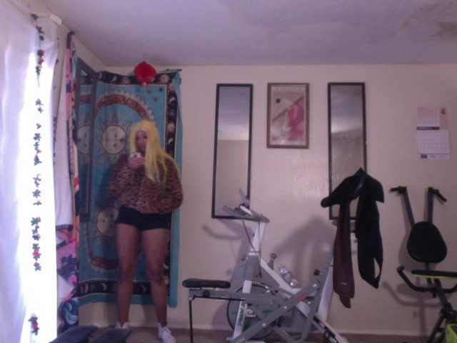 AdviceColumn's BongaCams show and profile