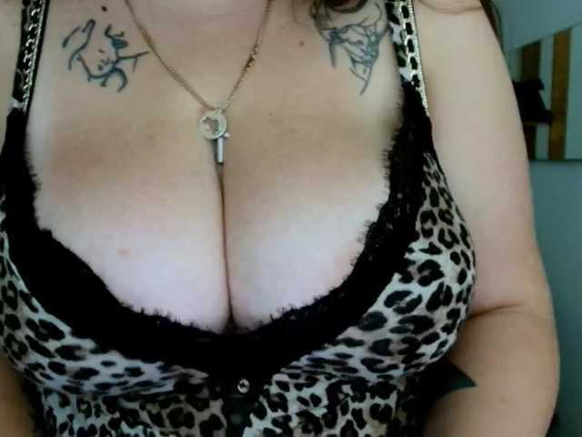 Leilabeayte24's BongaCams show and profile