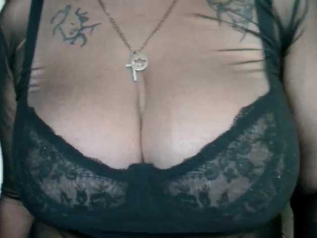Leilabeayte24's BongaCams show and profile