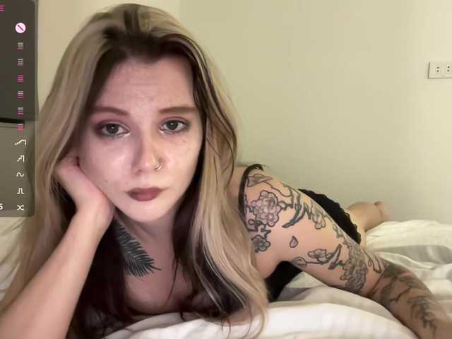 Alicee-teasee's BongaCams show and profile